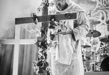 21.55 Non Est Deus - Photo By Peti