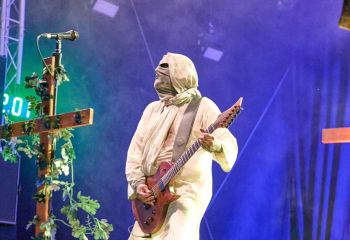 21.55 Non Est Deus - Photo By Peti