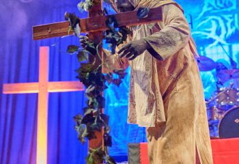 21.55 Non Est Deus - Photo By Peti