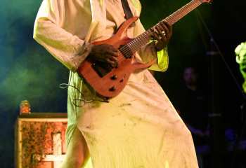 21.55 Non Est Deus - Photo By Peti