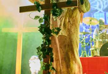 21.55 Non Est Deus - Photo By Peti