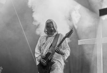 21.55 Non Est Deus - Photo By Peti