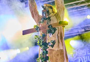 21.55 Non Est Deus - Photo By Peti