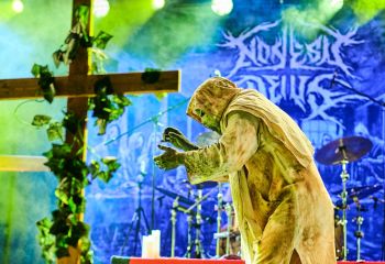 21.55 Non Est Deus - Photo By Peti