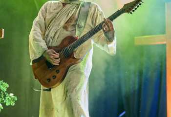 21.55 Non Est Deus - Photo By Peti