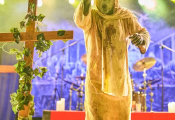 21.55 Non Est Deus - Photo By Peti