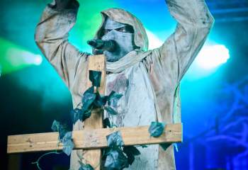 21.55 Non Est Deus - Photo By Peti
