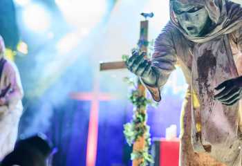 21.55 Non Est Deus - Photo By Peti