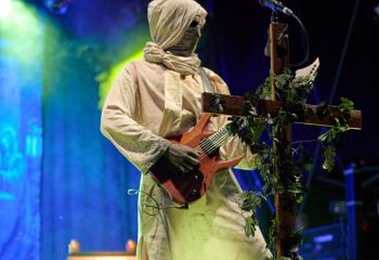 21.55 Non Est Deus - Photo By Peti