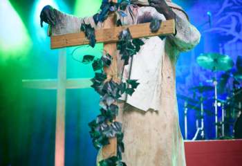 21.55 Non Est Deus - Photo By Peti