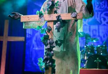 21.55 Non Est Deus - Photo By Peti