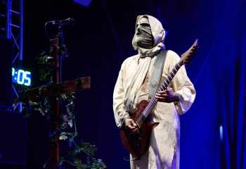 21.55 Non Est Deus - Photo By Peti