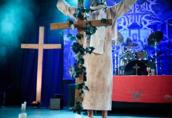 21.55 Non Est Deus - Photo By Peti