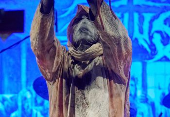 21.55 Non Est Deus - Photo By Peti