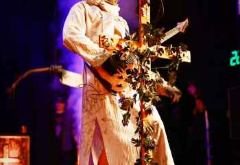 21.55 Non Est Deus - Photo By Peti