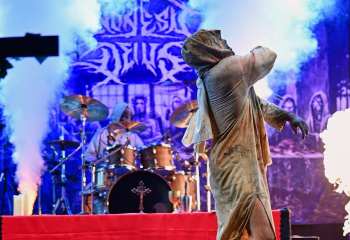21.55 Non Est Deus - Photo By Peti
