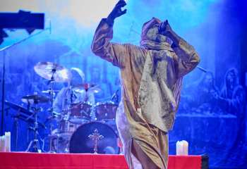 21.55 Non Est Deus - Photo By Peti