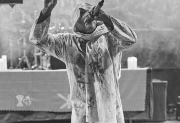 21.55 Non Est Deus - Photo By Peti