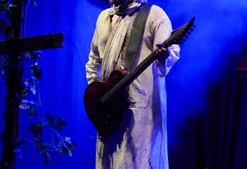 21.55 Non Est Deus - Photo By Peti