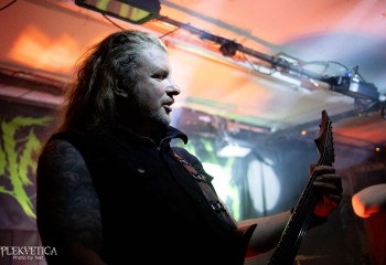 Oral Fistfuck - Photo by Natalie