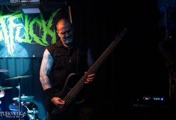 Oral Fistfuck - Photo by Natalie