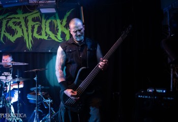 Oral Fistfuck - Photo by Natalie