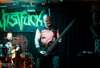 Oral Fistfuck - Photo by Natalie