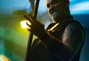 Oral Fistfuck - Photo by Natalie