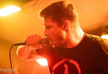 Oral Fistfuck - Photo by Natalie