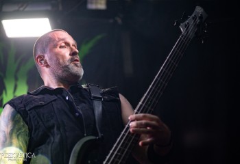 Oral Fistfuck - Photo by Natalie