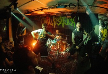 Oral Fistfuck - Photo by Natalie