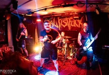 Oral Fistfuck - Photo by Natalie