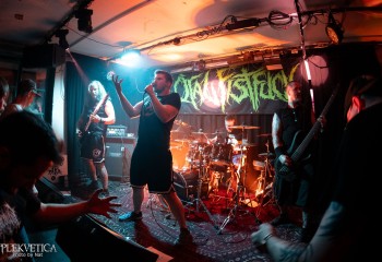 Oral Fistfuck - Photo by Natalie