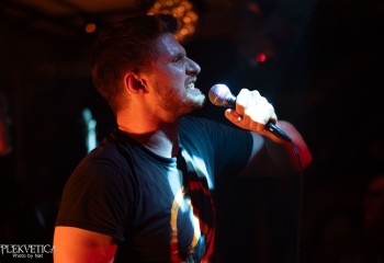 Oral Fistfuck - Photo by Natalie