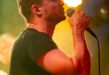 Oral Fistfuck - Photo by Natalie