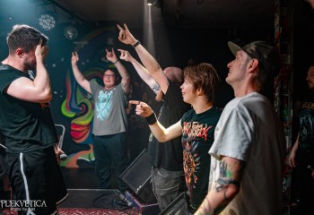 Oral Fistfuck - Photo by Natalie